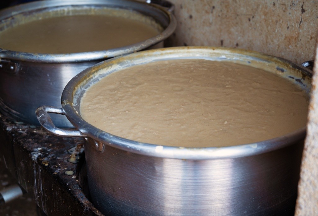 Préparation de la bouillie de mil fermenté